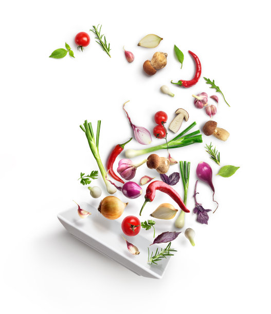 蔬菜组成。盘子上的飞行蔬菜孤立在白色背景上图片下载