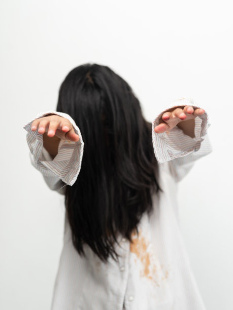 长发鬼藏脸，万圣节概念。图片下载