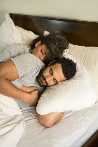 情侣在床上睡觉图片下载