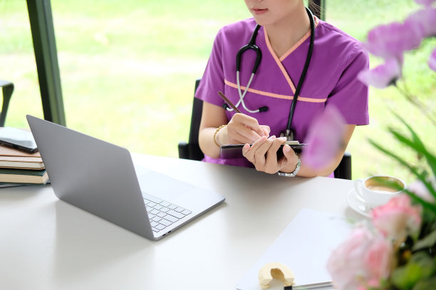 亚洲女护士工作与医疗历史写在纸近距离拍摄照片。图片下载