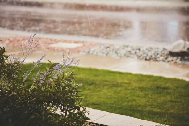 美国的暴雨。道路因大雨而被淹没图片下载