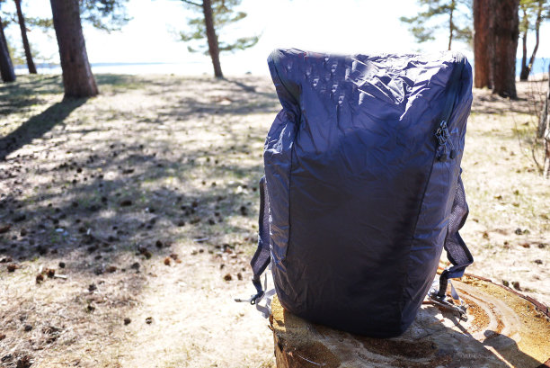 轻型旅行背包徒步和自行车图片下载