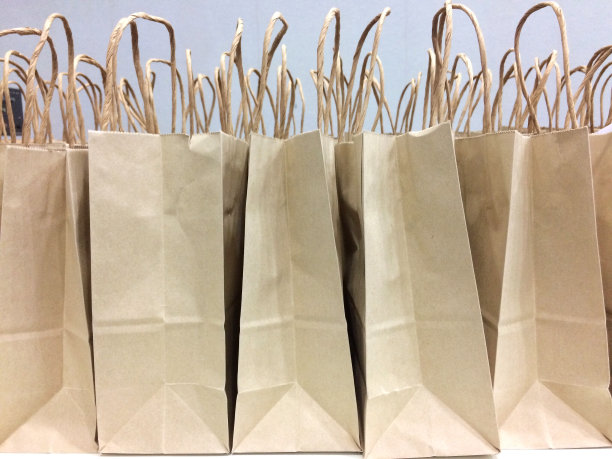 纸袋有助于保护环境。图片下载