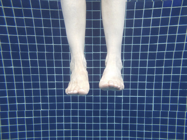 脚放在游泳池里。夏季。放松的时间图片下载