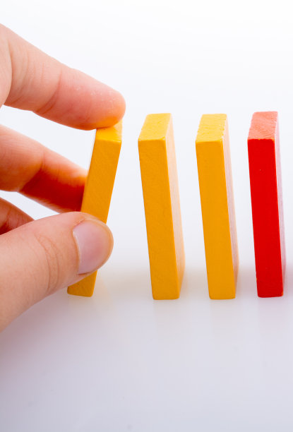 手牵着彩色多米诺骨牌图片下载