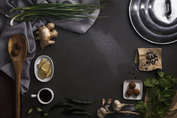 泰式料理的配料以梅子、姜、香菜、洋葱、胡椒、辣椒和木勺为深色背景。顶部视图与复制空间在中心图片下载