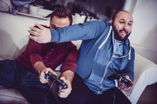 兄弟姐妹玩电子游戏，老大作弊图片下载