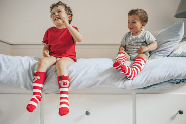 兄弟们穿着圣诞袜图片下载