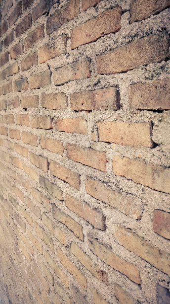 侧视图的旧橙色古董砖墙图片下载