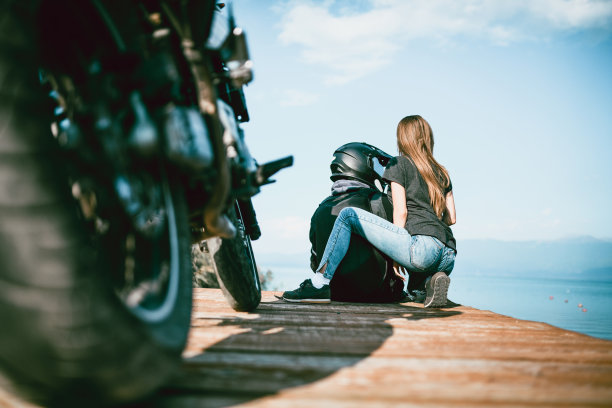 可爱的夫妇坐在木甲板上欣赏风景图片下载