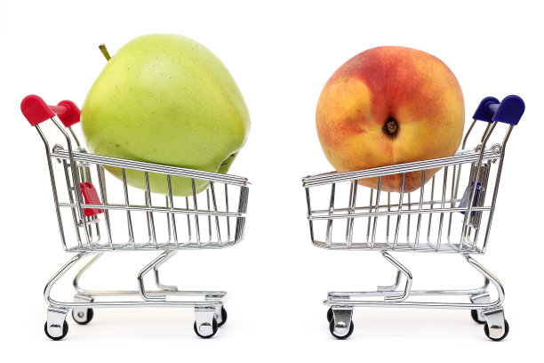 桃子和苹果在购物车的白色背景图片下载
