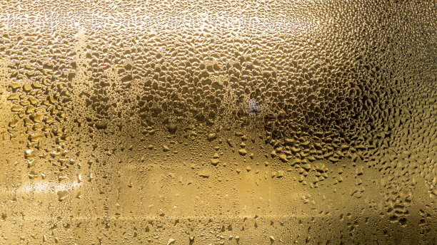 水滴落在玻璃上，雨点落在玻璃上。图片下载