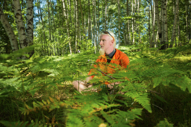 在自然环境中有一头金发和胡子的年轻人图片下载