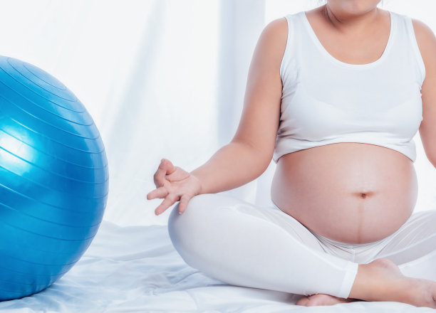 一名孕妇要照顾在子宫内冥想的孩子，以保持身体健康。图片下载