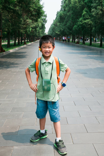 亚洲男孩在天坛度假图片下载
