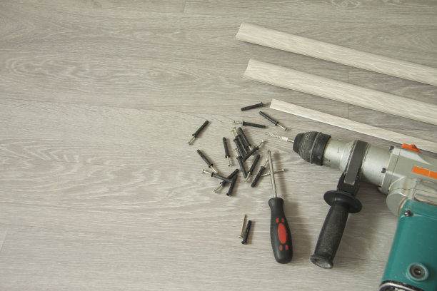 内部维修。地板踢脚板的安装准备图片下载