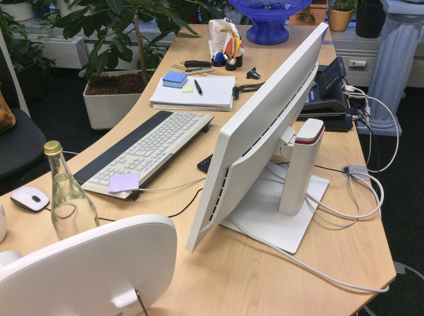 不整洁的木制办公桌图片下载