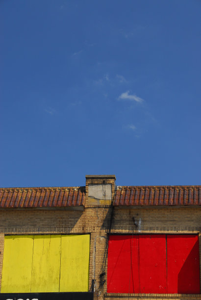 黄色和红色的窗户映衬着蓝色的天空图片下载