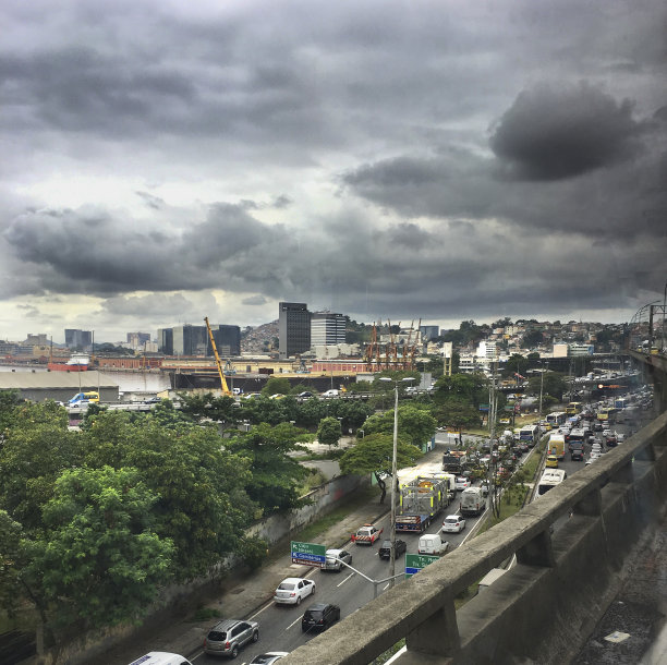 立交桥是里约热内卢交通高峰时段的主要交通堵塞图片下载