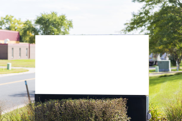 郊区道路上的空白广告牌图片下载