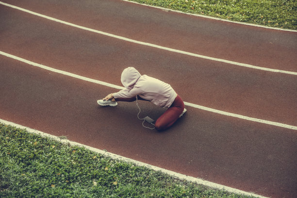 女子在体育场伸懒腰图片下载