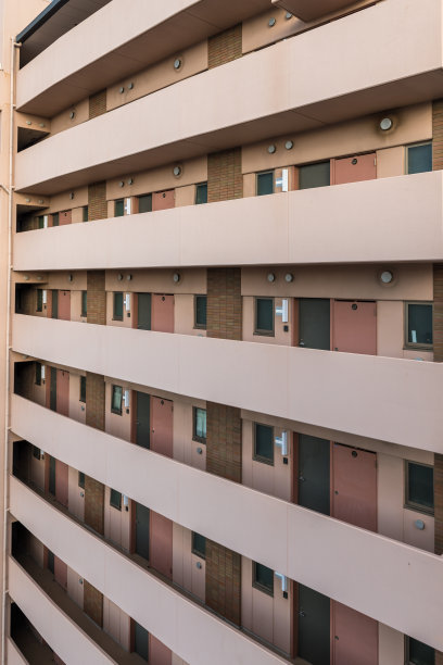 日本一幢大楼里公寓的大门。图片下载