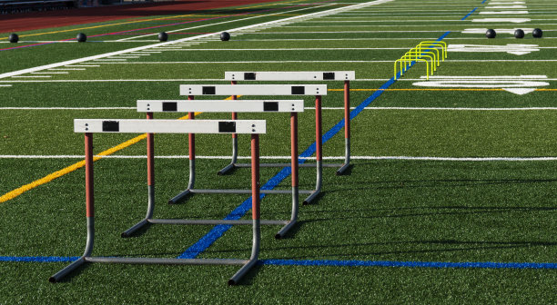 跨栏和实心球设置速度和敏捷训练图片下载