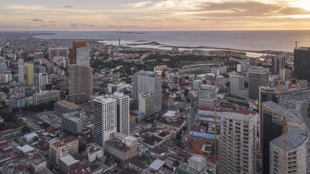 安哥拉罗安达边缘的航拍照片。非洲。新旧建筑的区别。图片下载