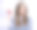 女孩与长头发在背心拿着一张银行卡在她的手，1年轻的白人妇女与信用卡图片下载