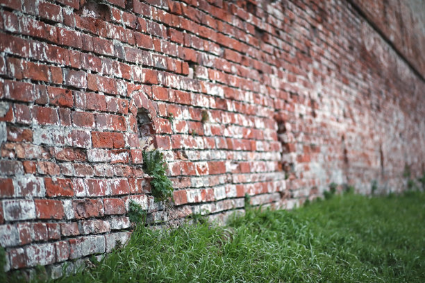 有裂缝的旧砖墙图片下载