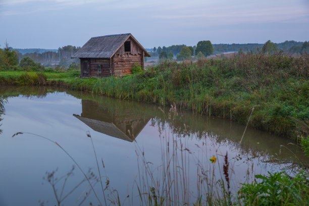 城市Kraslava,拉脱维亚。清晨浴室里，绿草如茵，灯火通明。水和自然。2018年旅游照片。图片下载