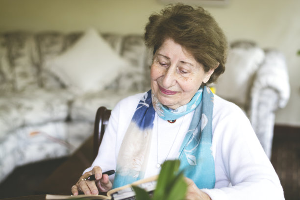 成熟的女人读书学习图片下载