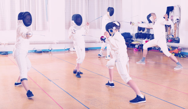 混合年龄组运动员在击剑教练图片下载