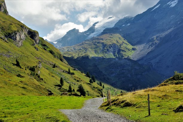 在一个晴朗的秋日，瑞士伯尔尼山脉东部，沿着英格斯伦纳普的小路图片下载