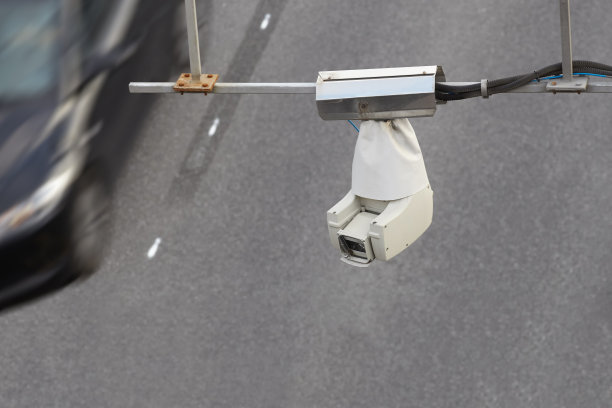 在交通道路上运行的闭路电视摄像机或监视器。图片下载