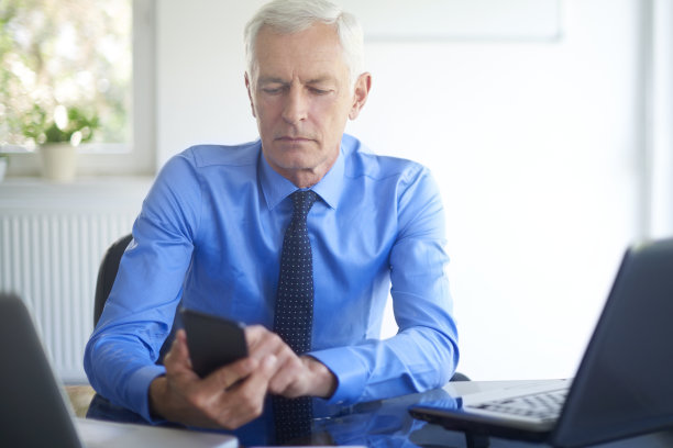 一个商人正在用他的手机图片下载