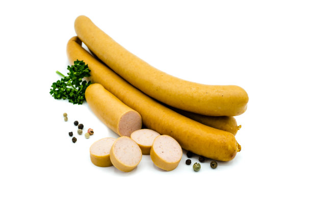 四个香肠和一个切片孤立在白色背景上图片下载