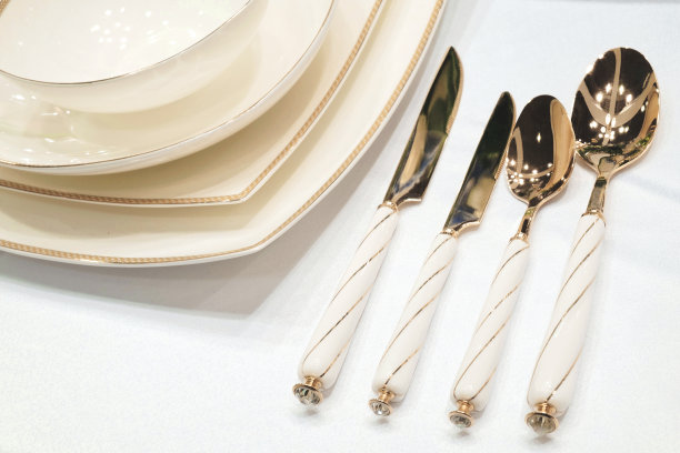 靠近服务的桌子的细节图片下载