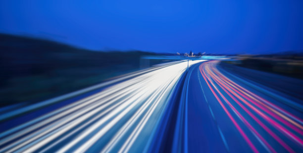 夜晚繁忙的公路图片下载