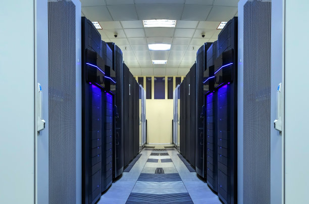 使用机架服务器的工作数据中心的照片。图片下载