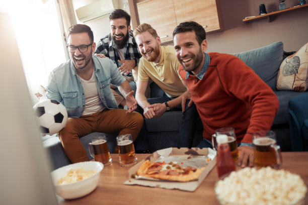 一群朋友在电视上看足球比赛图片下载