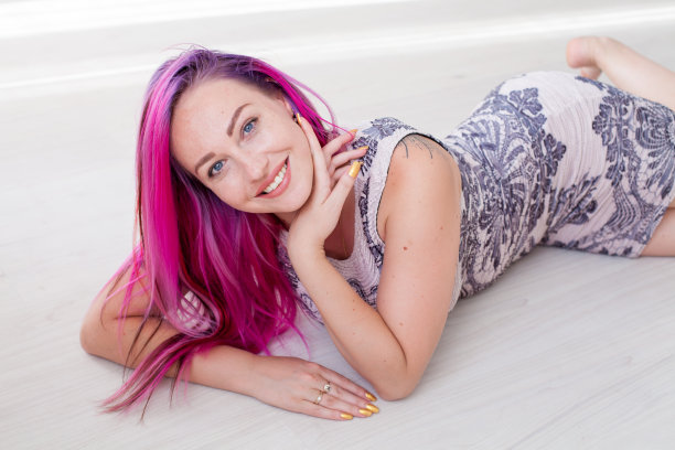 一个白色头发上有粉红色头发的漂亮女人的肖像图片下载