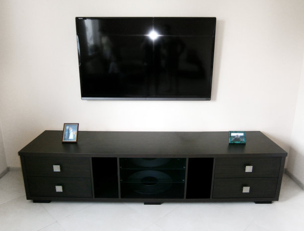 黑色的客厅。室内设计。图片下载