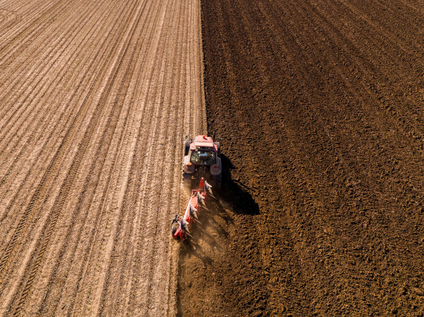 航拍的农民犁地茬图片下载