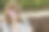 一个年轻漂亮的女人在公园里玩手机。图片下载