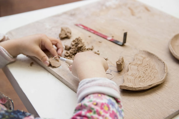 陶瓷盘子在工作过程中。制造陶瓷。图片下载