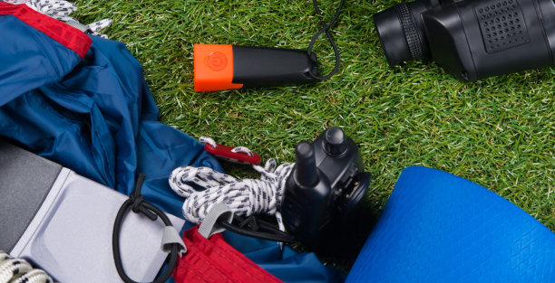 一套户外用品，帐篷，旅行杯，斧头和望远镜图片下载