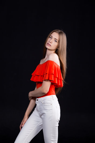 漂亮的黑发在休闲风格孤立图片下载