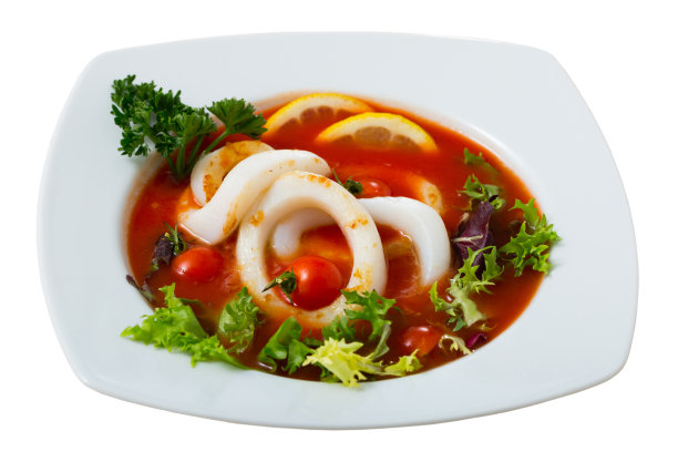 辣味西红柿汤，鱿鱼和绿色蔬菜在一个白色的碗图片下载