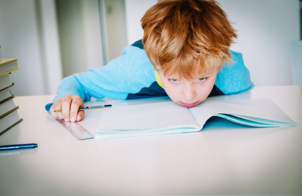 小男孩做作业累了，负担过重图片下载